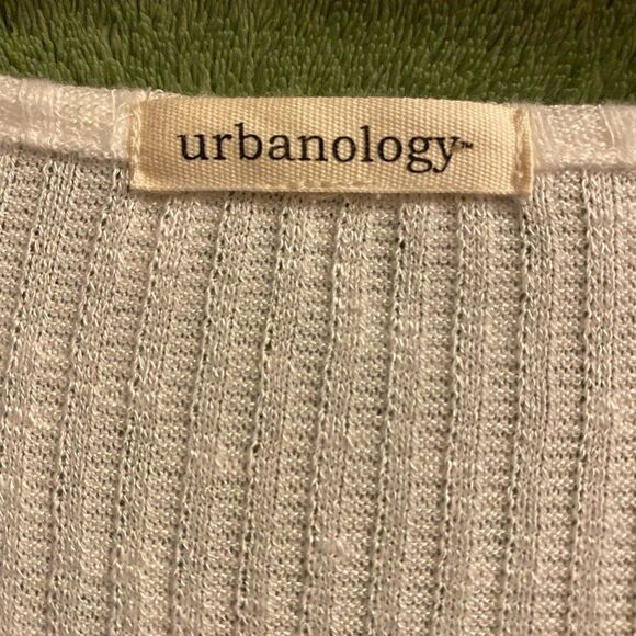 Urbanology Women’s Ivory Knit Top, size 2XL. (S 02) - Picture 2 of 4